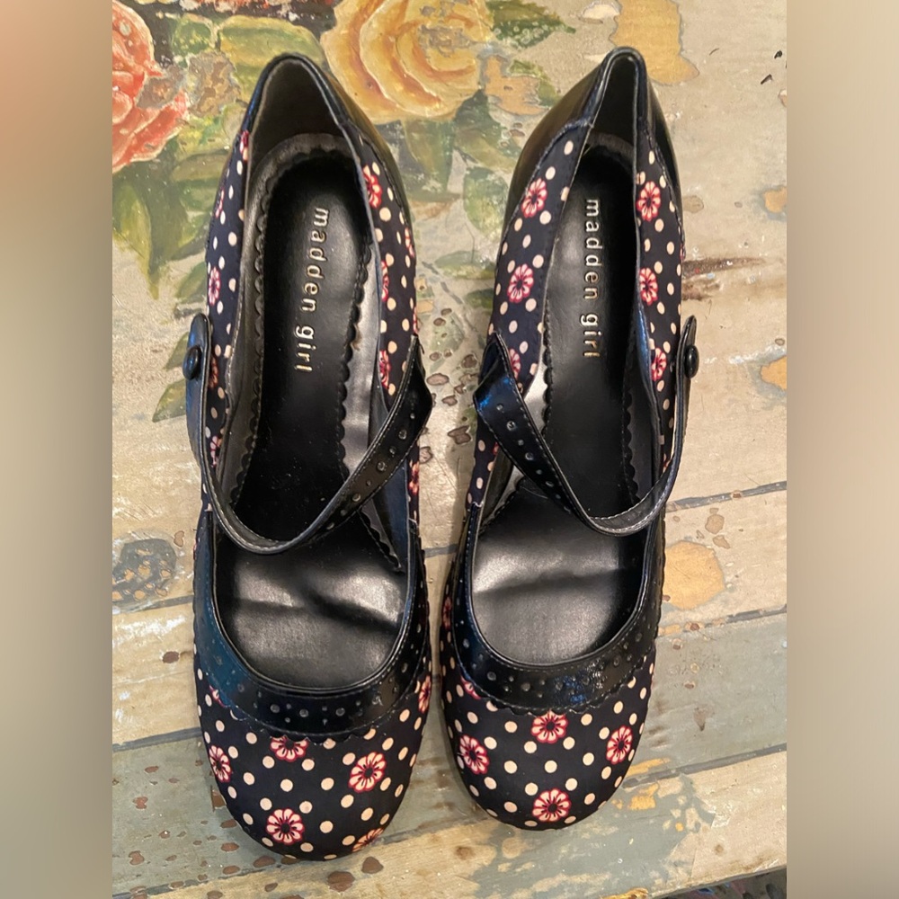 Ladies 8.5 madden girl low healed shoe with a 1920s vibe